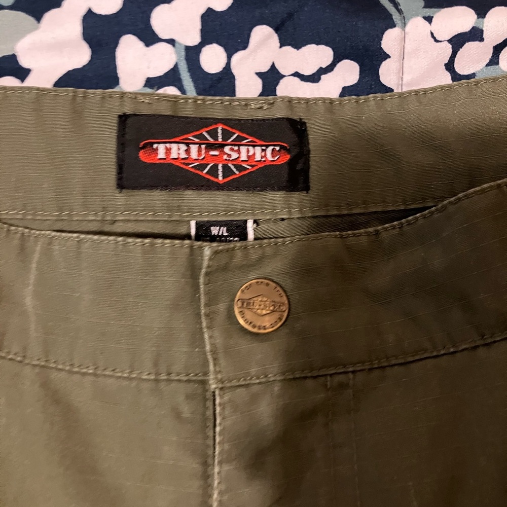 True specs, army grade cargoes goes for $70 selling for 35 men’s 40/30 wide